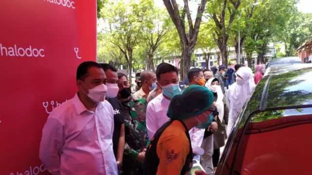 Vaksinasi di Surabaya Pakai Drive Thru, Mudahkan Lansia - GenPI.co JATIM