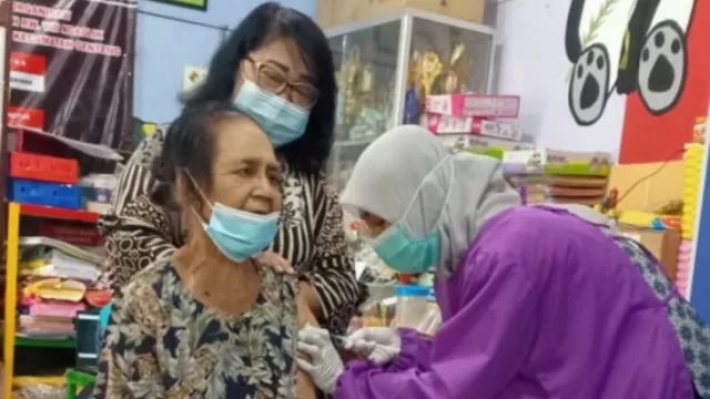 Dinkes Surabaya Vaksin Lansia, Sampai Naik Odong-odong - GenPI.co JATIM