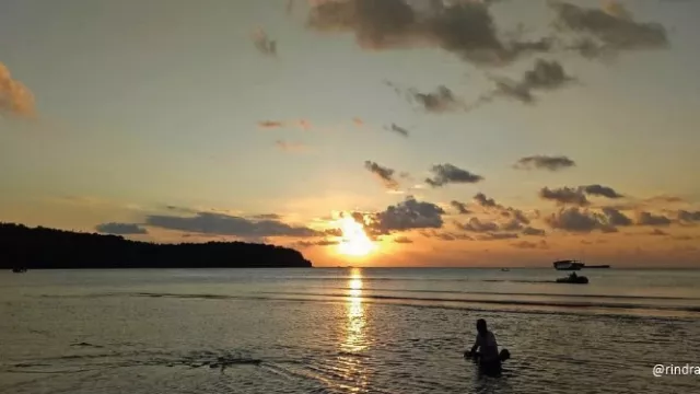 Sunset, Tenang, Kombinasi Pas Nikmati Pantai Labuhan Bawean - GenPI.co JATIM