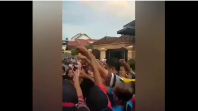 Viral Video Bagi-bagi Uang Pembuat Geram Satpol PP Tulungagung - GenPI.co JATIM