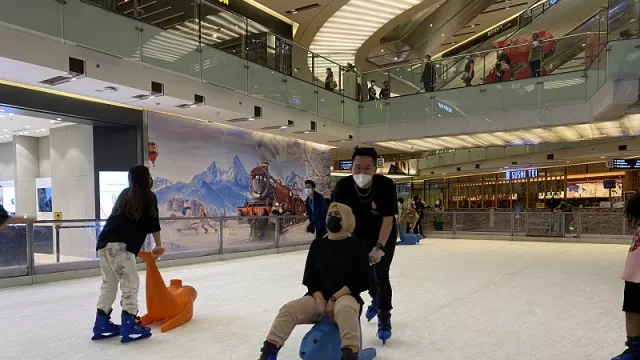 Ice Skating Grand City jadi Pilihan Wahana Libur Lebaran - GenPI.co JATIM