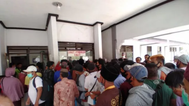 Penumpang Terlantar, Tuding Petugas Pelabuhan Jangkar Semena-mena - GenPI.co JATIM