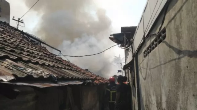 Rumahnya di Surabaya Terbakar Saat Ditinggal Hariyanto Mudik - GenPI.co JATIM