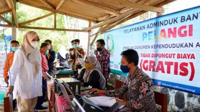 Akses Jauh, Bupati Ipuk Hadirkan Cara Baru Sistem Kependudukan - GenPI.co JATIM