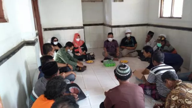 Bupati Karna Bangun Jalan, Warga Dusun Merak Tak Terisolir Lagi - GenPI.co JATIM
