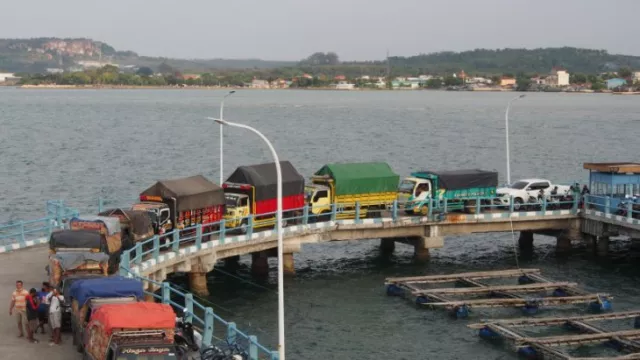 Kapal Kargo Menggairahkan, Pelabuhan Paciran Tambah Fasilitas - GenPI.co JATIM
