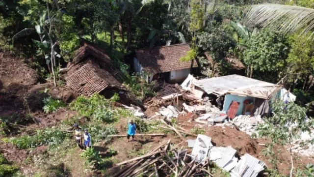 Gubernur Jawa Timur Sebut 80 Persen Wilayah Berpotensi Bencana - GenPI.co JATIM