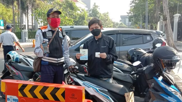 Sekarang Bayar Parkir di Surabaya Gampang, Buktikan Sendiri - GenPI.co JATIM