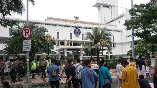 Demo Depan Kantor Gubernur Jatim, BEM Nusantara Sampaikan 3 Hal - GenPI.co JATIM