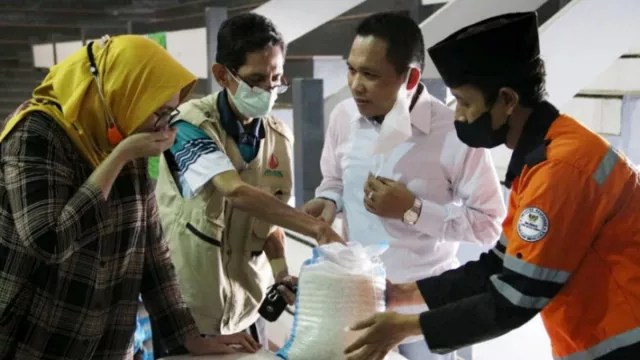 Patut Dicontoh! Bupati Lumajang dan Wakil Beri Gajinya ke Warga - GenPI.co JATIM