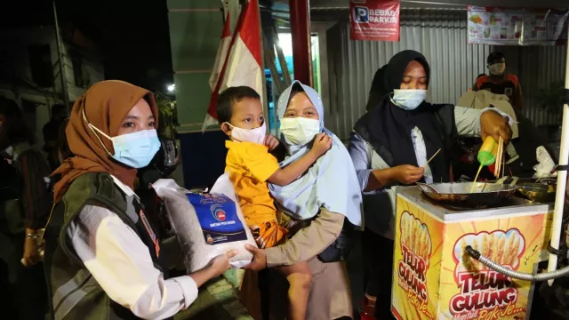 Relawan Surabaya Memanggil Beraksi, Sosialisasikan PPKM Darurat - GenPI.co JATIM