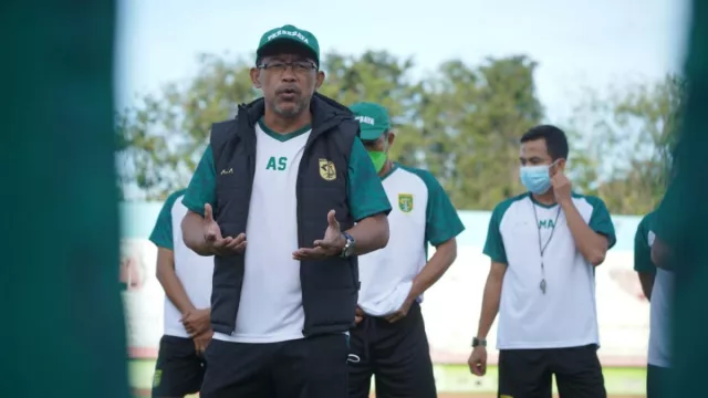 Pelatih Persebaya Ajak Bonek Andil dalam Kelanjutan Kompetisi - GenPI.co JATIM