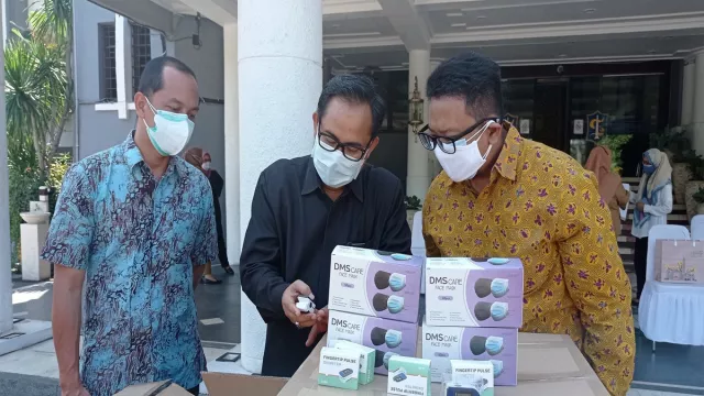 Pemkot Surabaya Dapat Bantuan Ribuan Oximeter dan Ribuan Masker - GenPI.co JATIM