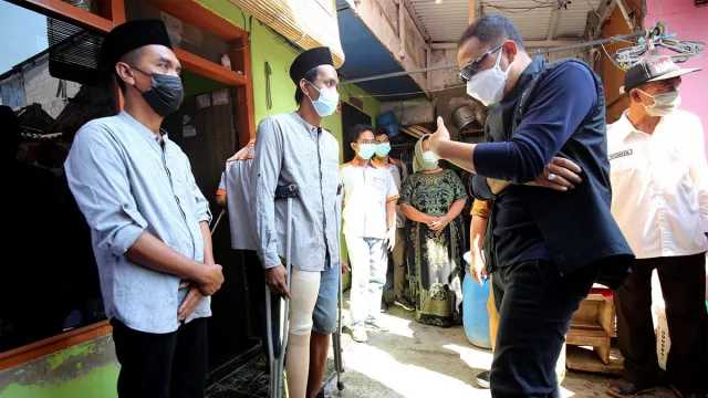 Warga Difabel Senang Dapat Bantuan dari Wali Kota Eri - GenPI.co JATIM Warga Difabel Senang Dapat Bantuan dari Wali Kota Eri - GenPI.co JATIM