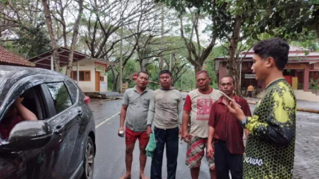 4 Nelayan Banyuwangi Berenang ke Pantai, Kapalnya Dihantam Ombak - GenPI.co JATIM