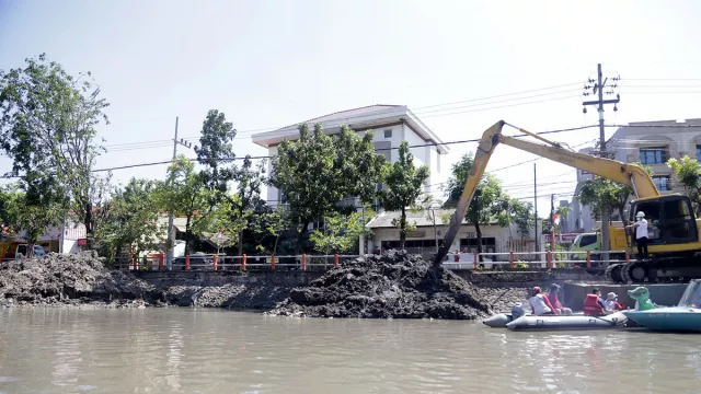 Antisipasi Banjir, Sungai Kalimas Dikeruk - GenPI.co JATIM