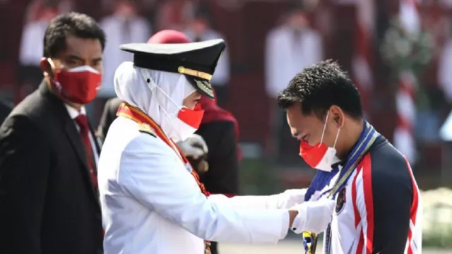 Sumbang Medali, Eko Yuli Dikalungi Tanda Kehormatan Tertinggi - GenPI.co JATIM