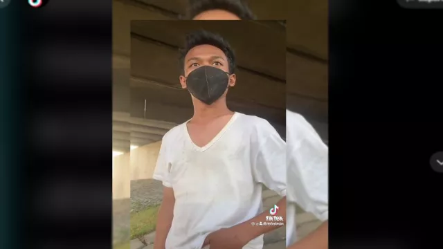 Polisi Beri Uang ke Pemuda Kolong Jembatan, Bikin Mewek - GenPI.co JATIM