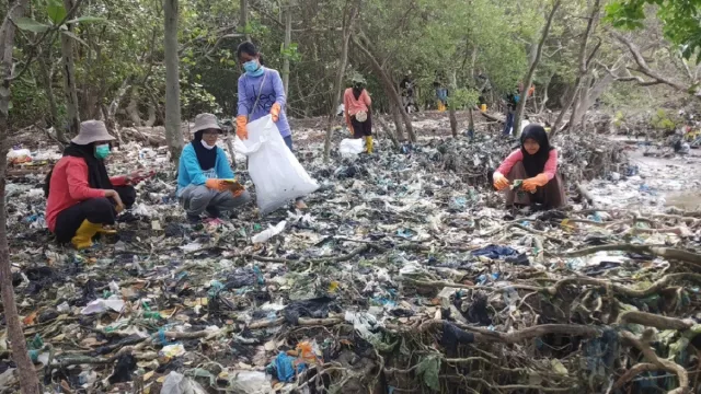 River Warrior Rutin Bersihkan Wonorejo, Ingatkan Bahaya Plastik - GenPI.co JATIM