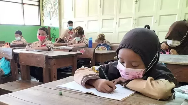Vaksinasi Pelajar di Kota Jogja Tinggi, PTM Masih Ditunda - GenPI.co JOGJA
