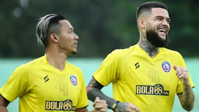Bek Berpengalaman Arema FC Hanya Ingin Timnya Menang Lawan PSIS - GenPI.co JATIM