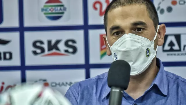 Pelatih Arema FC: Lupakan Sepak Bola - GenPI.co JATIM