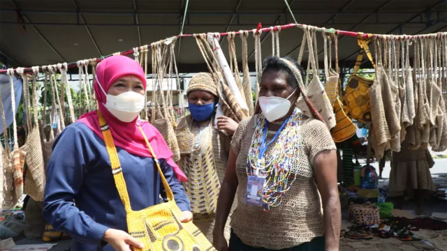 Khofifah Siap Bantu Kembangkan UKM Karya Masyarakat Papua - GenPI.co JATIM