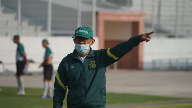 Jelang Seri 2, Aji Santoso Genjot Latihan Pemainnya - GenPI.co JATIM