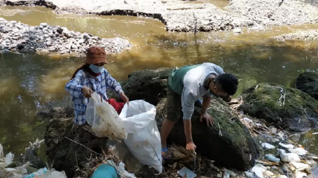 Komunitas Peduli Lingkungan Bersihkan Sungai Bulusari Pasuruan - GenPI.co JATIM