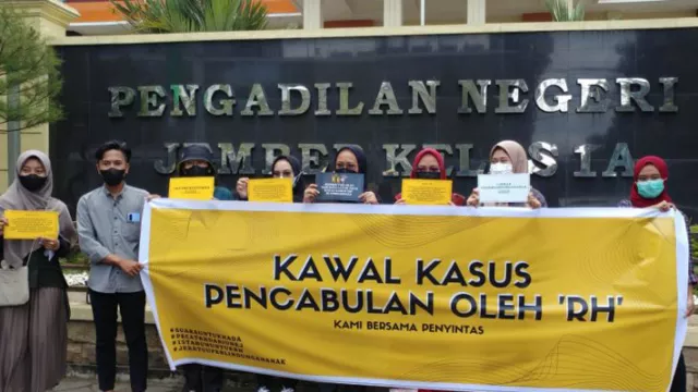 Aktivis Jember Berkumpul di PN, Kawal Kasus Pencabulan Dosen Unej - GenPI.co JATIM