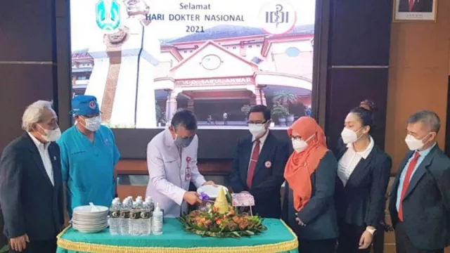 Sambut Hari Dokter, Khofifah Kirim Tumpeng, Bentuk Rasa Syukur - GenPI.co JATIM