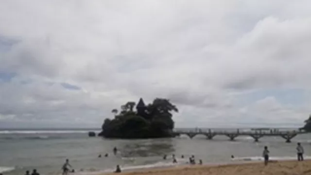 Pantai Balekambang Malang Dibuka, Pengunjung Mulai Menggeliat - GenPI.co JATIM
