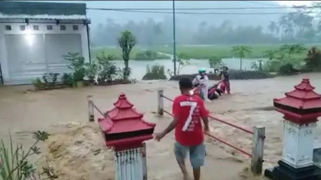 Banjir Bandang Landa Pacitan, 7 Rumah Terendam - GenPI.co JATIM