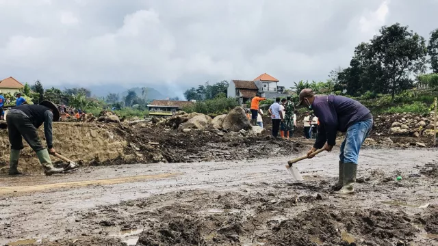 Warga Kota Batu Mulai Bangkit, Bersihkan Sisa-sisa Banjir Bandang - GenPI.co JATIM
