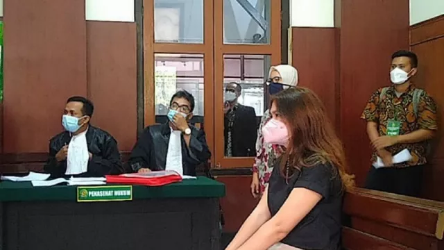 Curhat di Medsos, Wanita di Surabaya ini Duduk di Kursi Pesakitan - GenPI.co JATIM