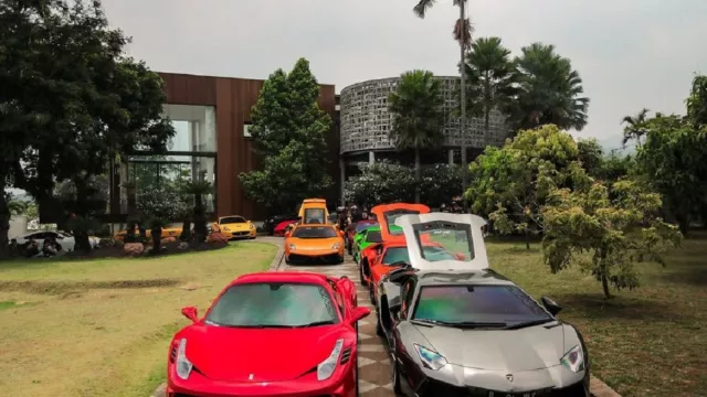 Crazy Rich Surabaya Berkumpul, Halaman Rumah Dipenuhi Supercar - GenPI.co JATIM