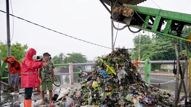 Armuji Sidak Pintu Air Tambak Wedi, Ingatkan Sampah - GenPI.co JATIM