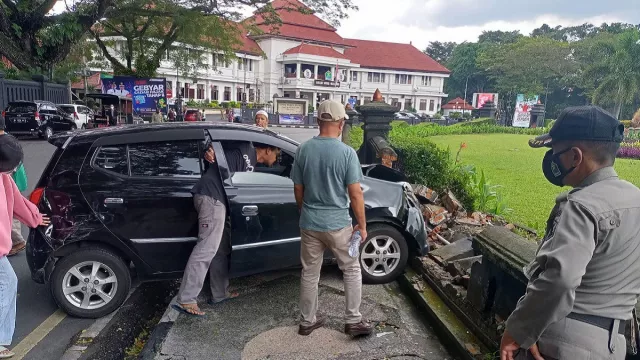 DLH Minta Tembok Alun-alun Tugu Malang Selesai Pekan Depan - GenPI.co JATIM