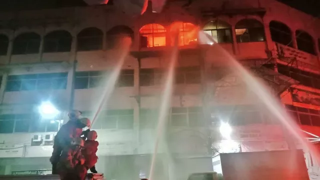 Sebuah Ruko di Surabaya Terbakar, ini Kondisinya - GenPI.co JATIM