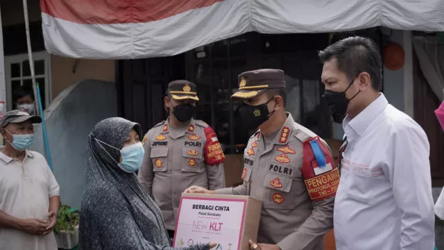 Pengusaha Surabaya Bagikan Paket Sembako, Jumlahnya Ribuan - GenPI.co JATIM