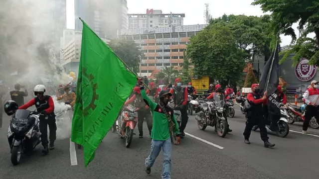 Warga Surabaya Hindari Rute Berikut, Ada Demo Buruh - GenPI.co JATIM