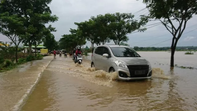 Hujan Deras, Jalan Penghubung Sampang Bangkalan Banjir - GenPI.co JATIM