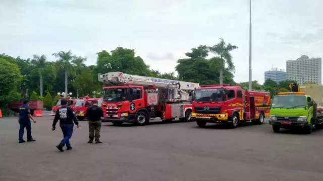 Pemkot Surabaya Terjunkan Bronto Skylift ke Lokasi Erupsi Semeru - GenPI.co JATIM