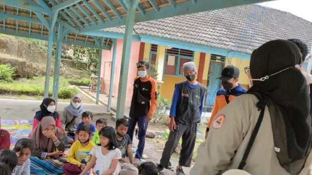 Magana Unusa Ajak Anak-anak Pengungsi Semeru Tersenyum Lagi - GenPI.co JATIM Magana Unusa Ajak Anak-anak Pengungsi Semeru Tersenyum Lagi - GenPI.co JATIM