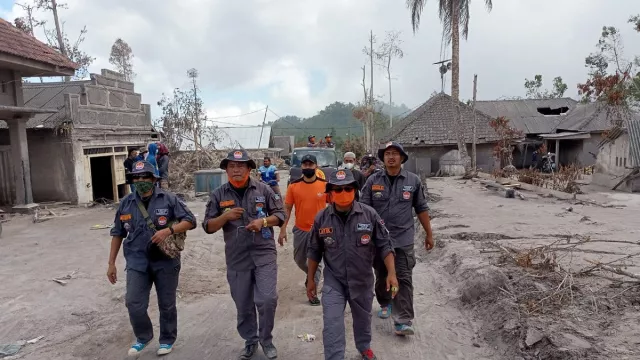 FISIP UB dan Relawan Respek Indonesia Turun ke Lereng Semeru - GenPI.co JATIM
