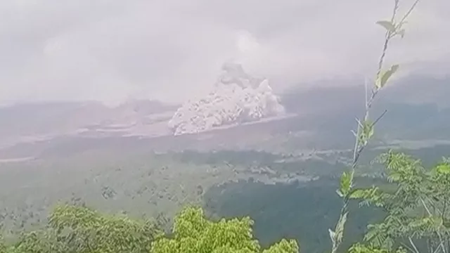 Gunung Semeru Erupsi Lagi, Tim Lakukan Evakuasi - GenPI.co JATIM