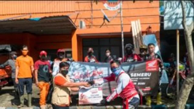 Komunitas Biker Jelajah Alam Sembari Berbagi untuk Korban Semeru - GenPI.co JATIM