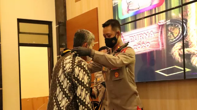 Pimpin Wisuda Purna Bhakti, Kapolres Malang Beri Pesan Penting - GenPI.co JATIM Pimpin Wisuda Purna Bhakti, Kapolres Malang Beri Pesan Penting - GenPI.co JATIM