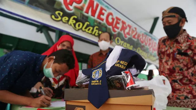 Seragam Sekolah Gratis Disalurkan ke MBR di Surabaya, Hamdalah - GenPI.co JATIM