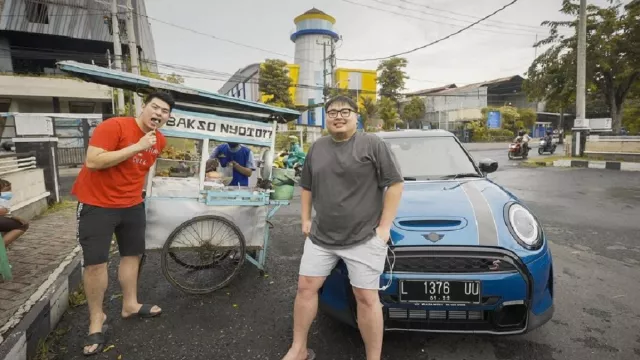 Jajan Bakso Pinggir Jalan, Mobil Crazy Rich Surabaya jadi Sorotan - GenPI.co JATIM Jajan Bakso Pinggir Jalan, Mobil Crazy Rich Surabaya jadi Sorotan - GenPI.co JATIM